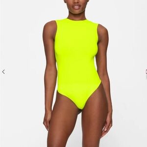 SKIMS ESSENTIAL CREW NECK SLEEVELESS BODYSUIT |COLOR:GREEN HIGHLIGHTER | NEW/NWT